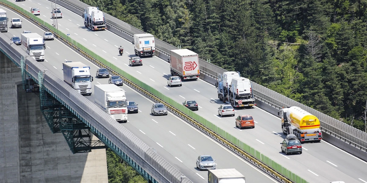 1 minuto faQuanto stanno costando alle aziende italiane le limitazioni al BrenneroSecondo una stima di Uniontrasporti due miliardi di euro in cinque anni, su un valore complessivo delle merci di 176 miliardi all'anno