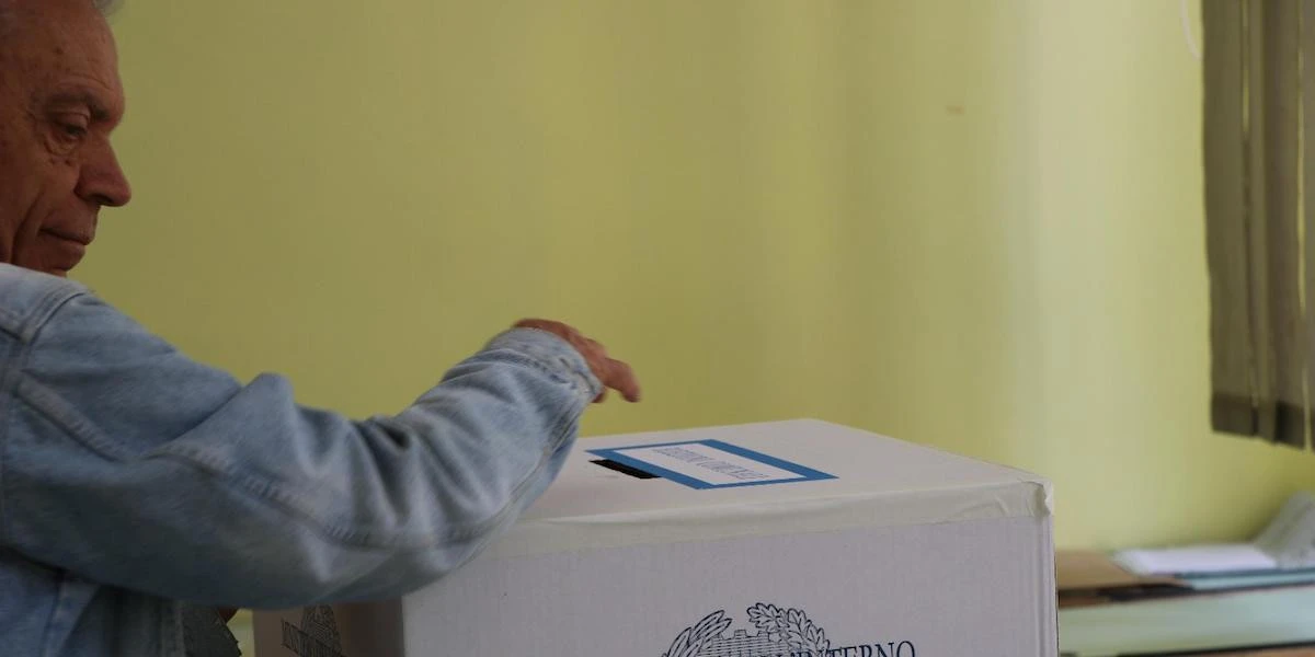 Alle 15 chiudono i seggi delle elezioni amministrativeSi sta votando in 126 comuni, fra cui Genova e Taranto: tutti gli aggiornamenti, man mano che arrivano