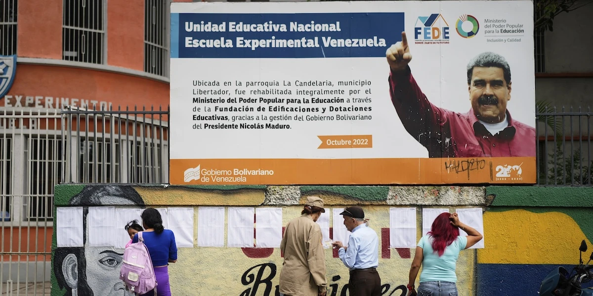 Le elezioni parlamentari in Venezuela sono andate come al solitoLe ha vinte Nicolás Maduro, che anche grazie al boicottaggio dell’opposizione ha fatto eleggere 23 governatori su 24 stati, fra cui uno non in Venezuela