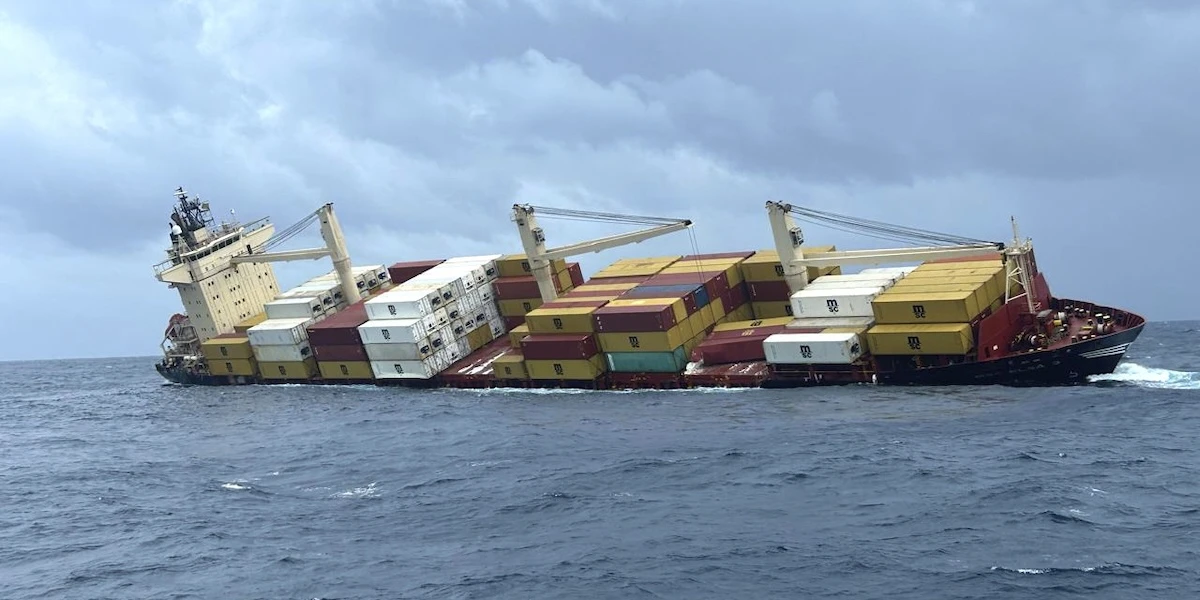 In India è stata emessa un’allerta di rischio ambientale per il ribaltamento di una nave cargo nel mar Arabico