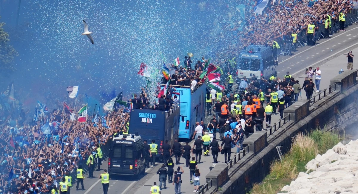 Le foto della parata del Napoli per festeggiare lo ScudettoMan mano che arrivano: la squadra sta percorrendo il lungomare di Napoli a bordo di due autobus scoperti