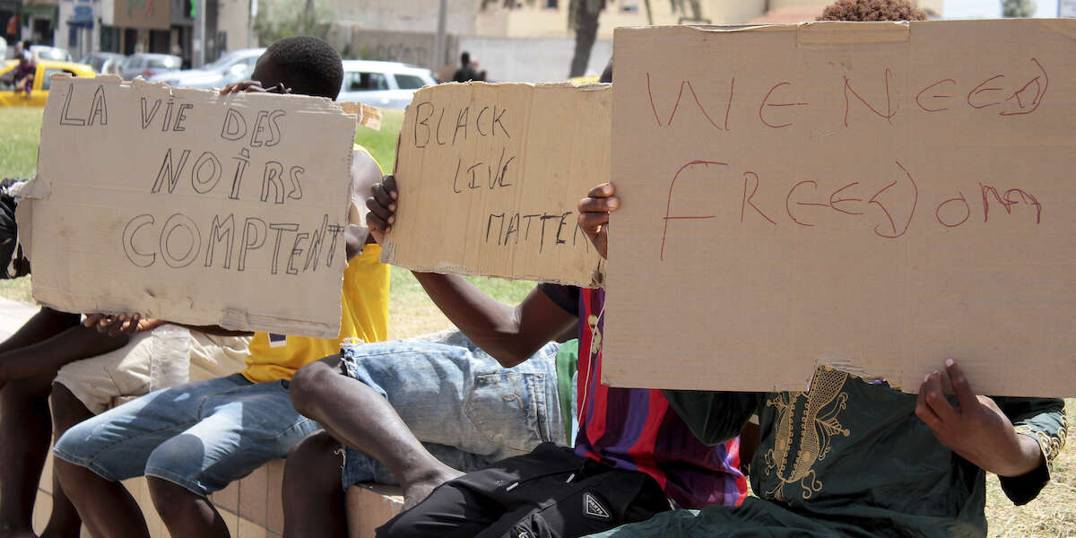 Il sistema di vendita di persone migranti tra Tunisia e LibiaÈ portato avanti con enormi violenze e torture dai due governi, sostenuti da Italia e Unione Europea: una nuova ricerca lo ha raccontato nel dettaglio