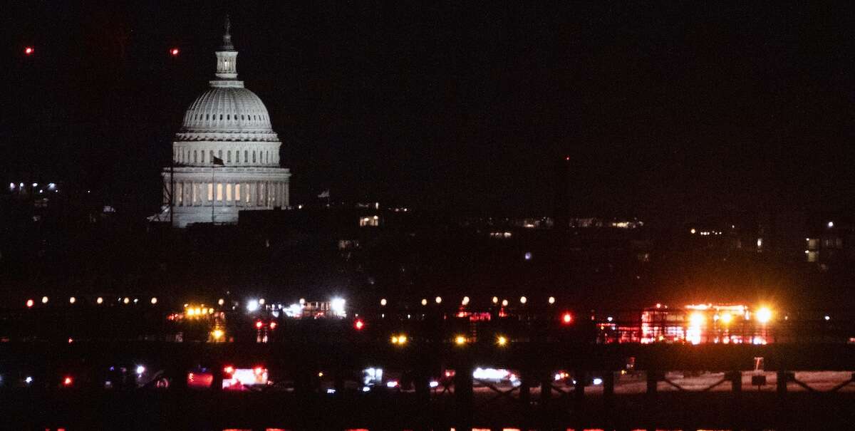 Un aereo di linea si è scontrato con un elicottero militare a WashingtonE sono caduti entrambi nel fiume Potomac: a bordo c'erano in tutto 67 persone, di cui per ora non si conoscono le condizioni