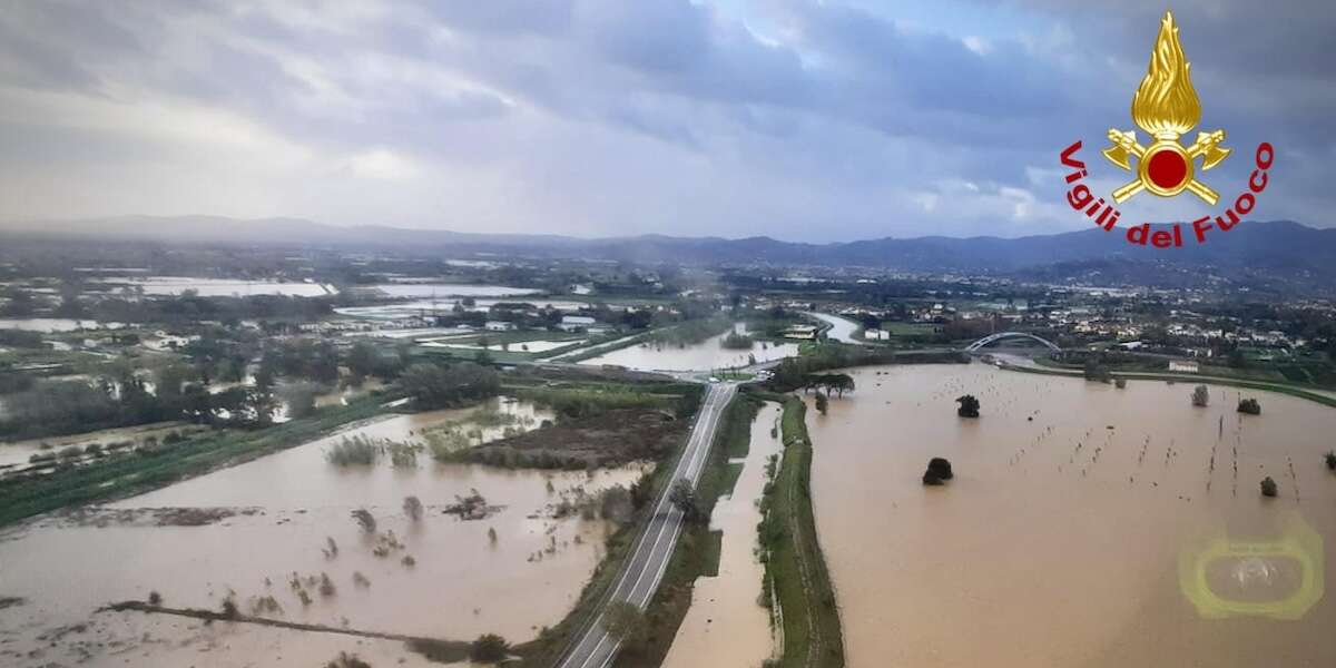 L’ex sindaco di Prato e quello di Montemurlo, in Toscana, sono indagati per la morte di due persone nell’alluvione del 2023