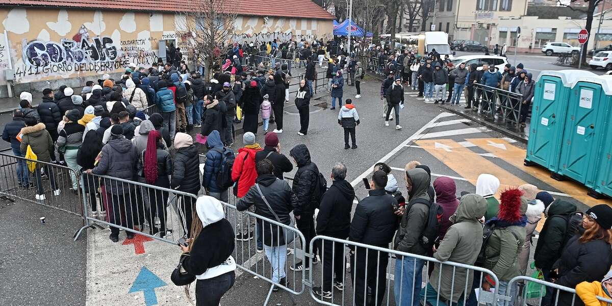 L’ufficio immigrazione di Torino verrà trasferitoIn teoria per risolvere il problema delle lunghe code di persone migranti che si formano all'esterno, in pratica i problemi maggiori resteranno