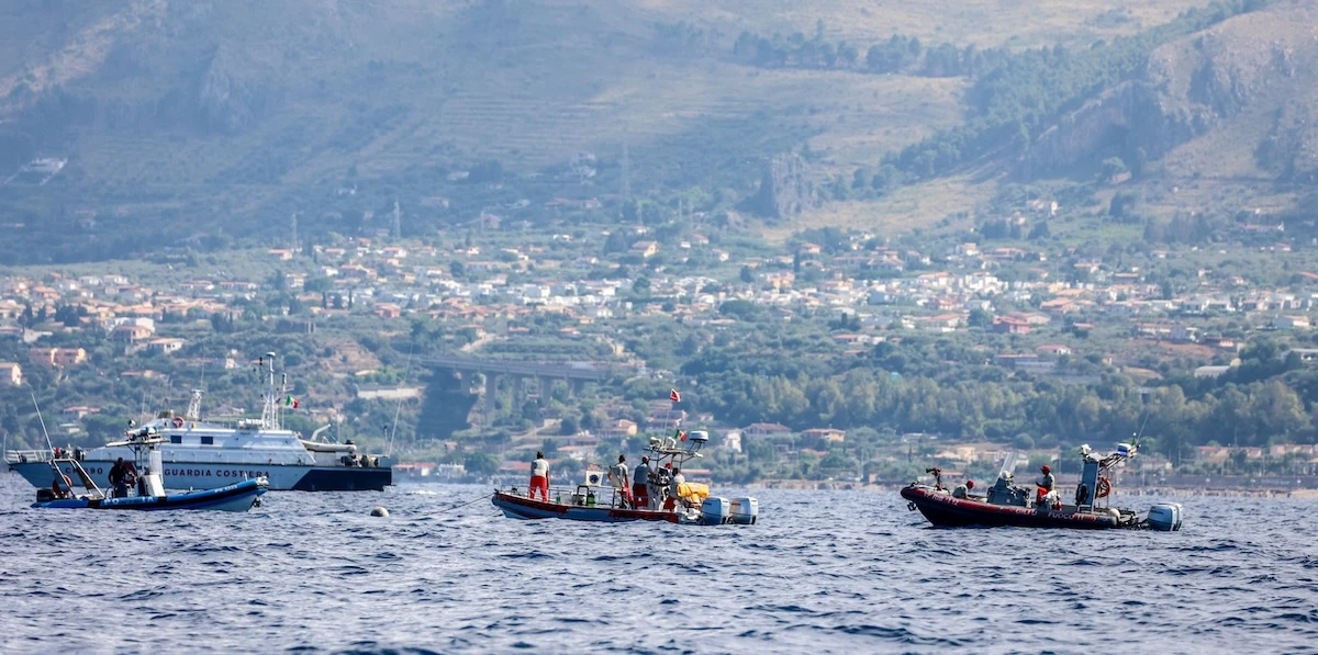 Cosa si spera di trovare nella BayesianIl recupero della barca dal fondale servirà a cercare prove che chiariscano cosa accadde davvero la notte del 19 agosto, quando naufragò