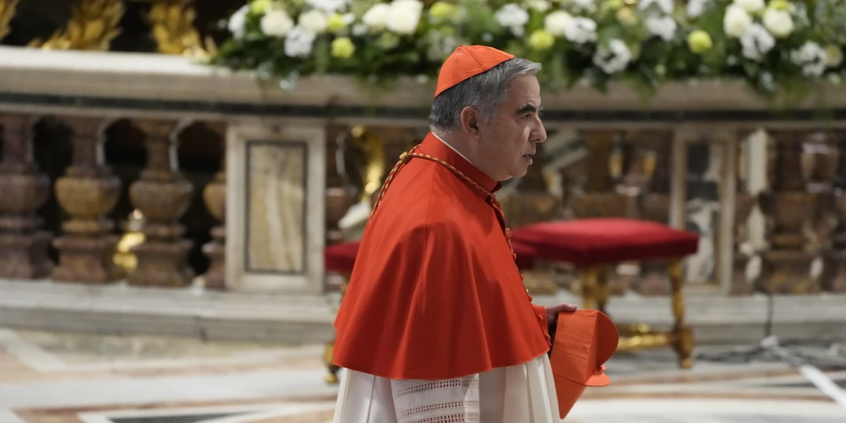 Il cardinale Angelo Becciu ha rinunciato a partecipare al conclaveSe ne discuteva da giorni per via di una condanna che aveva subìto per un grosso scandalo finanziario.