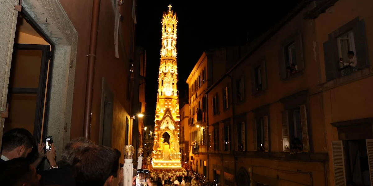 2 minuti faA Viterbo la polizia ha arrestato due uomini trovati in possesso di armi e munizioni alla festa di Santa Rosa