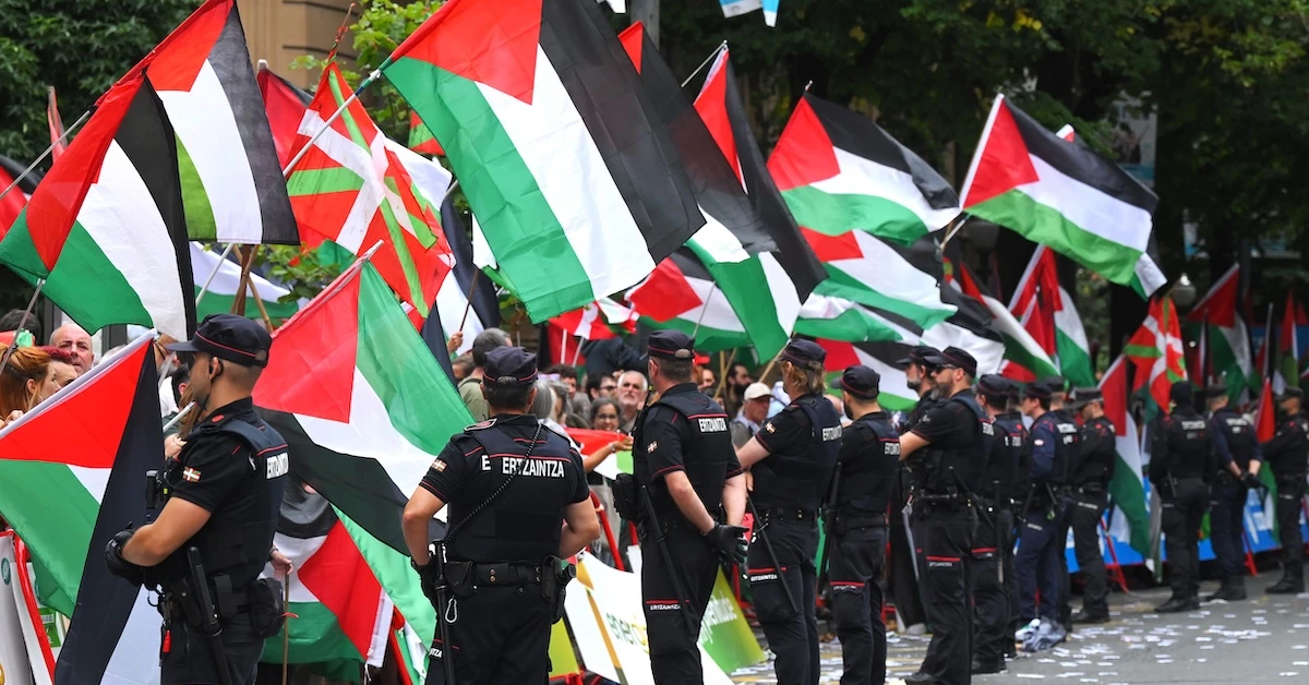 2 minuti faLe proteste contro la squadra israeliana alla Vuelta di SpagnaSi sono fatte molto notare, fino a far finire una tappa prima del previsto: sono Pro Palestina, ma soprattutto contro la Israel-Premier Tech
