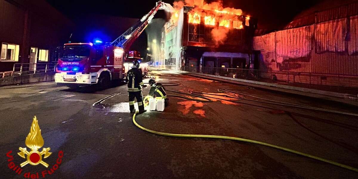 C’è un grande incendio nello stabilimento dell’azienda di lavorazione della carne Inalca, a Reggio Emilia