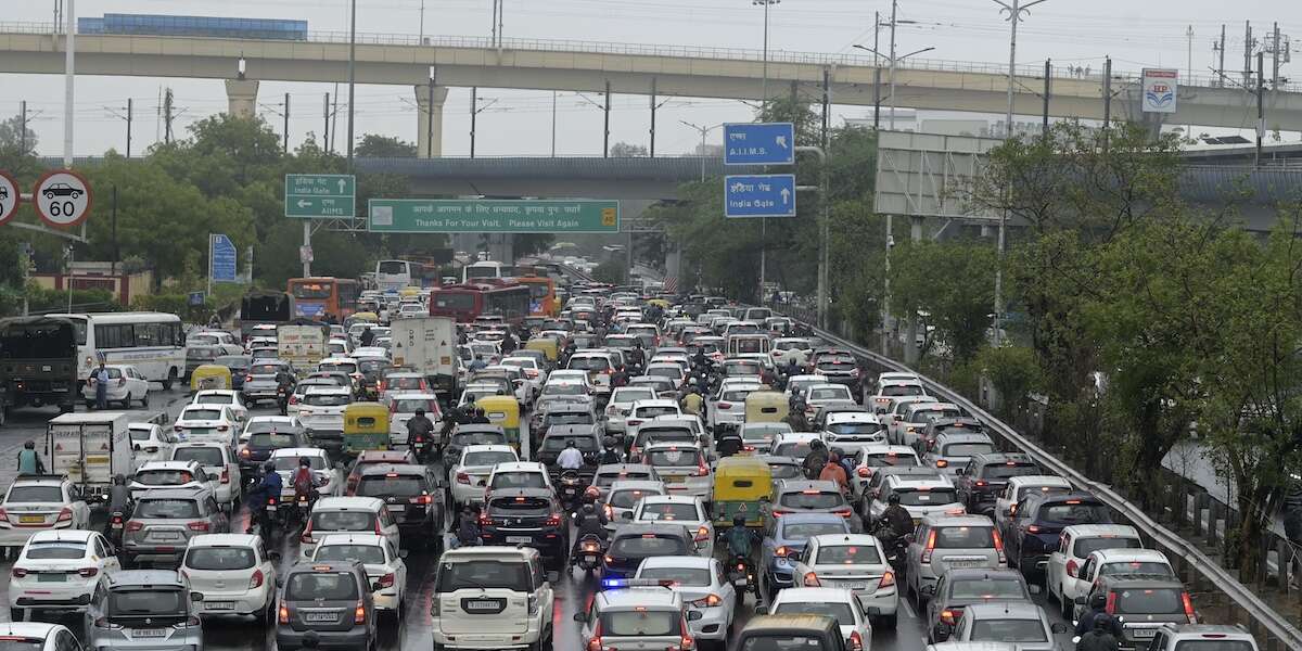 A volte in India basta un adesivo per aggirare il trafficoGli automobilisti li incollano sulle macchine per segnalare la loro professione, la fede religiosa o l'appartenenza politica, ed evitano multe e controlli