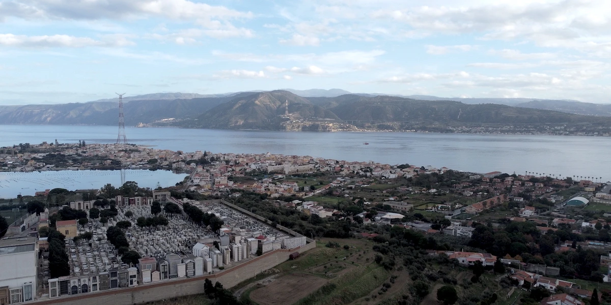 2 minuti faQuante case verranno espropriate per costruire il ponte sullo StrettoNelle aree coinvolte abitano centinaia di persone che subiranno i primi effetti concreti dell'avvio del progetto