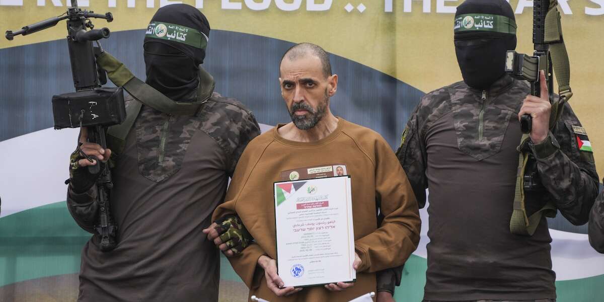 L’ultimo rilascio di ostaggi non è stato come gli altriSabato Hamas ha liberato tre uomini israeliani in pessime condizioni, con una cerimonia molto scenografica che potrebbe complicare le negoziazioni per il cessate il fuoco