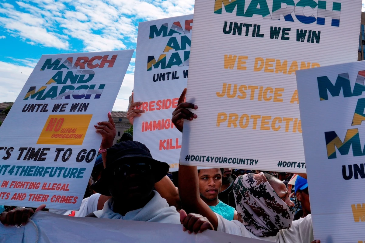1 minuto faLe proteste contro gli stranieri in SudafricaLe organizzano gruppi xenofobi e colpiscono soprattutto migranti africani: succede da dopo l'apartheid, oggi è diventato un tema elettorale
