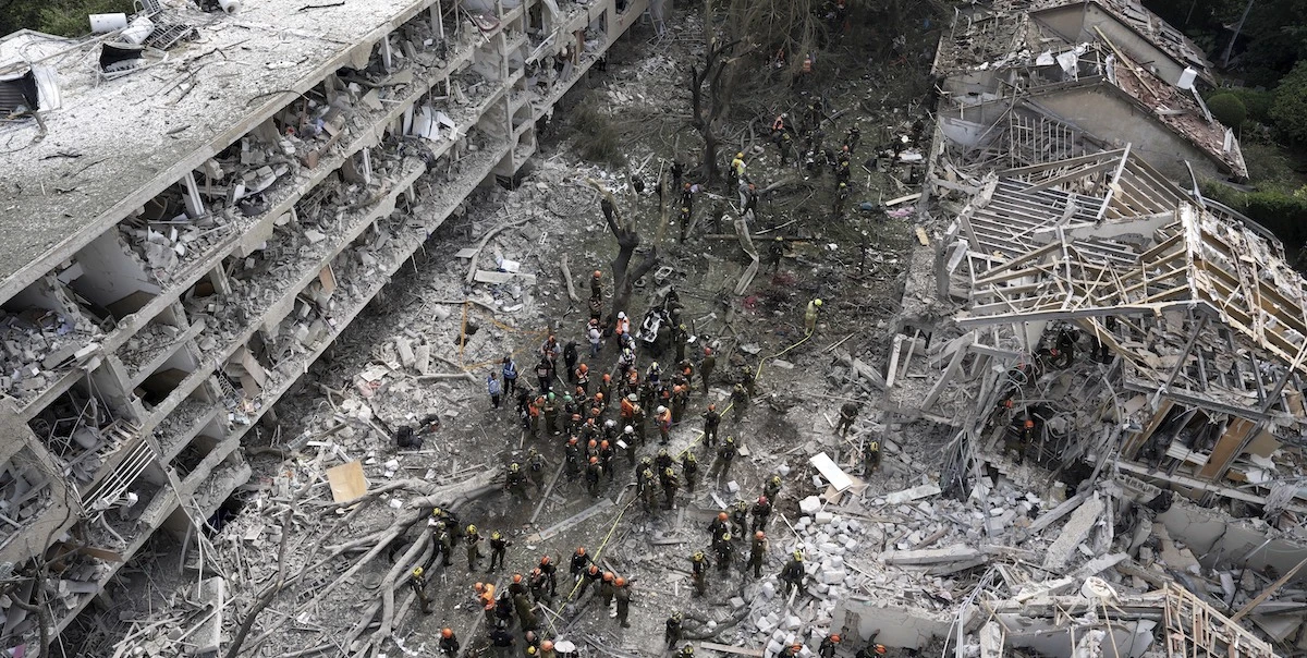 Le foto dei danni dei bombardamenti iraniani su Tel Aviv e Haifa25 missili hanno colpito alcune città israeliane distruggendo diversi edifici, ma non ci sono feriti gravi