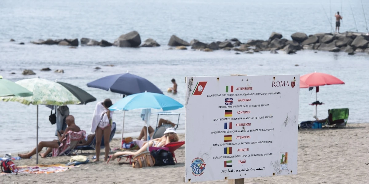 Le spiagge libere in cui si prenota un posto con un’appEra un sistema usato durante la pandemia, ora sta tornando per limitare l'affollamento turistico