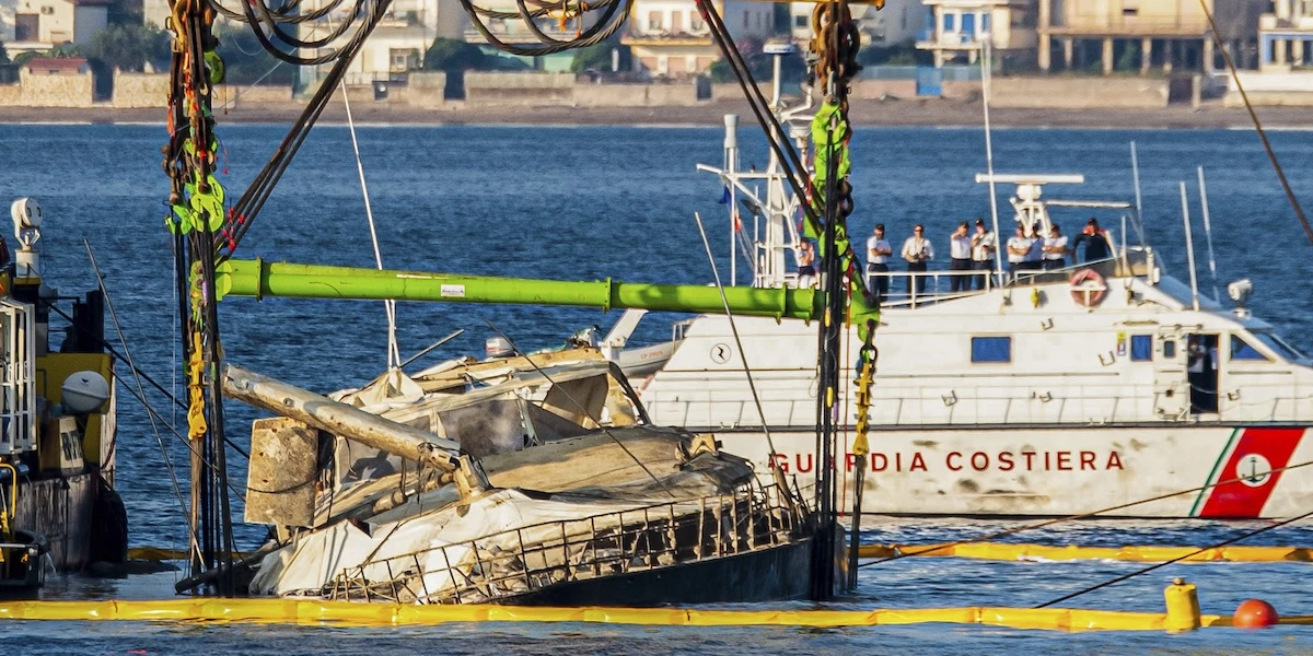 Le notevoli immagini del recupero della BayesianSabato mattina è stata sollevata con delle grandi gru e svuotata dall'acqua con delle pompe idrauliche: domenica verrà spostata verso Termini Imerese