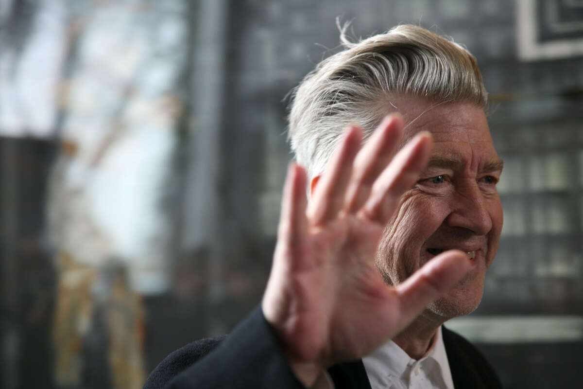 David Lynch non si può spiegare beneI suoi film onirici non vanno capiti con la logica ma intuiti con le emozioni, ed è per questo che era contemporaneamente d'avanguardia e popolare