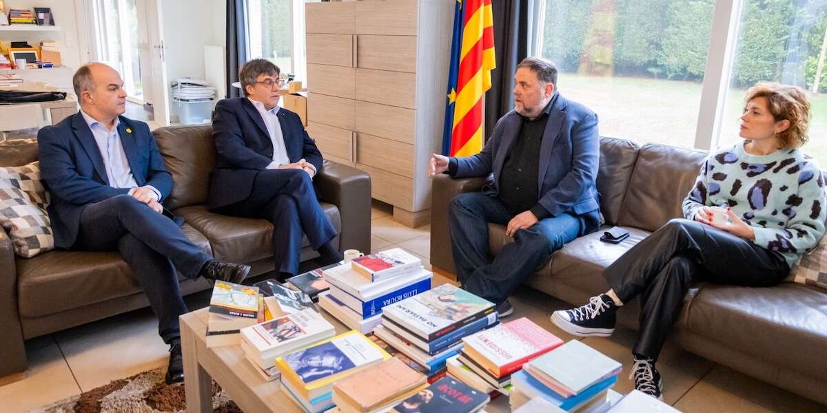 I due principali leader dell’indipendentismo catalano hanno fatto paceCarles Puigdemont e Oriol Junqueras, leader di due partiti di orientamento diverso, vogliono riprendere a lavorare insieme per «una nuova fase» del movimento indipendentista