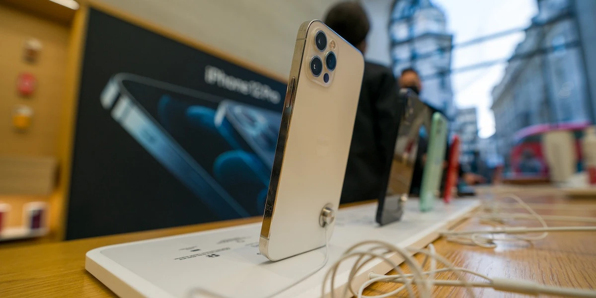 Gli smartphone venduti nell’Unione Europea avranno un’etichetta come gli elettrodomesticiSarà obbligatoria da giugno, e conterrà informazioni relative alla durata della batteria, alla resistenza a graffi o cadute e al grado di riparabilità