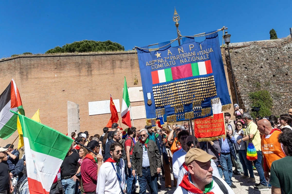 1 minuto faCosa sappiamo sugli spari alla manifestazione del 25 aprile a RomaDue persone sono state ferite, probabilmente con una pistola ad aria compressa, non si sa ancora da chi