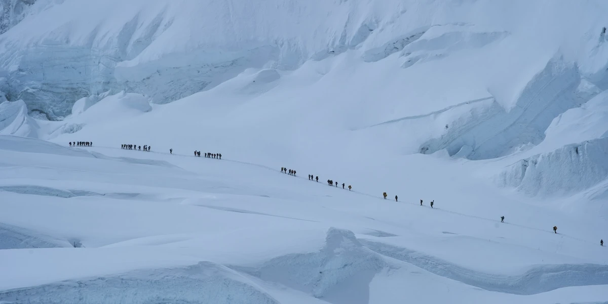 4 minuti faCi sono ancora centinaia di escursionisti bloccati sull’EverestNel fine settimana una tempesta di pioggia e neve ha colpito il versante tibetano della montagna: 350 persone sono già state soccorse