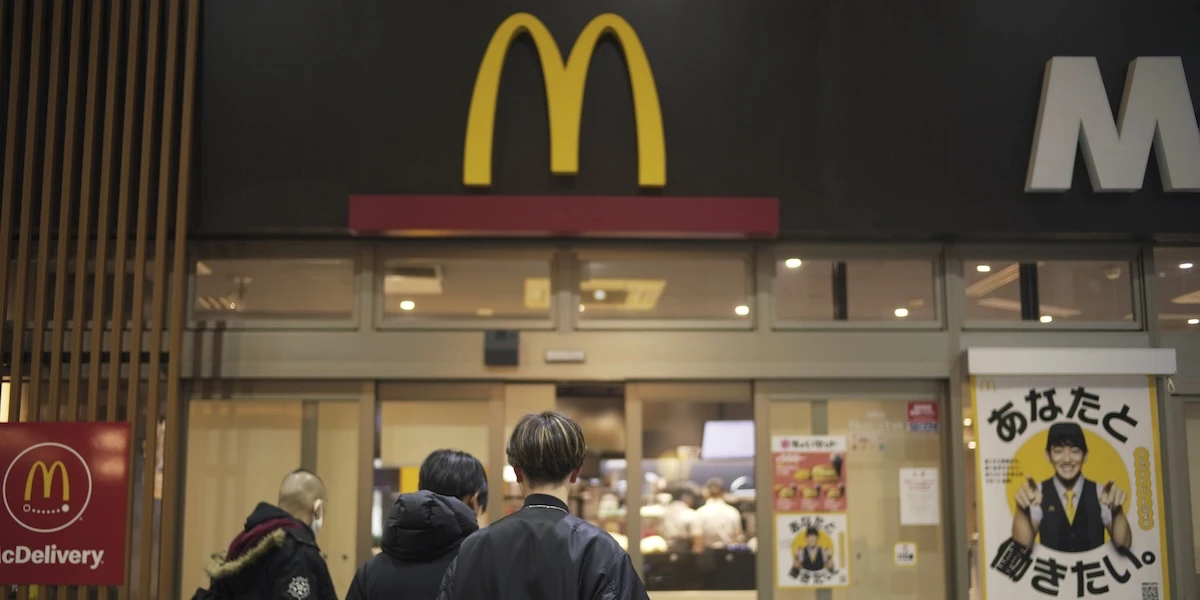 3 minuti faIn Giappone una campagna di McDonald’s con i Pokémon è finita maleMolti clienti compravano gli Happy Meal solo per avere in omaggio le carte collezionabili e poi buttavano il cibo: è durata un giorno