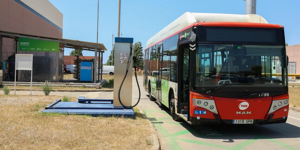 1 minuto faIl primo bus di Barcellona che funziona grazie alle acque reflueSi trova a Barcellona e utilizza il biometano, la cui produzione ha un impatto ambientale quasi nullo