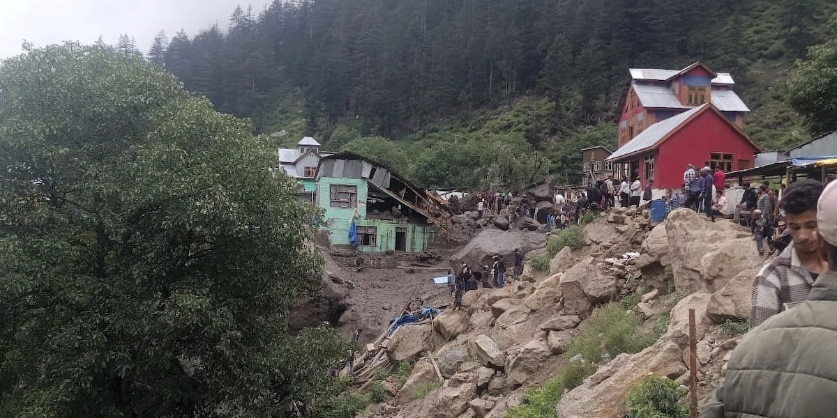 2 minuti faDecine di persone sono morte a causa di un’inondazione in un luogo di pellegrinaggio nel nord dell’India