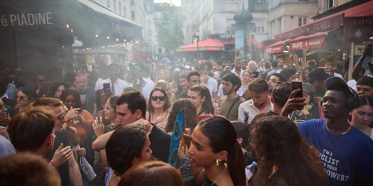 Le “punture di massa” in Francia sono un problema fin dall’OttocentoNel fine settimana 145 persone hanno denunciato di essere state punte con qualcosa simile a una siringa a un grande evento musicale