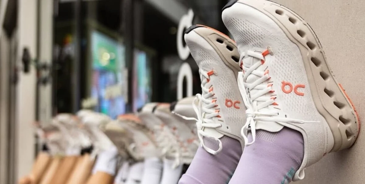 1 minuto faDa dove viene il successo delle scarpe OnIndossate dal tennista Roger Federer, pubblicizzate da Zendaya e difficili da ignorare per la loro suola bucherellata