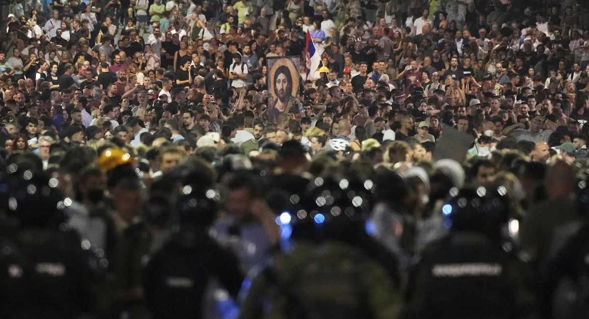 pochi secondi faCinque notti di scontri e proteste in SerbiaLe manifestazioni contro il governo si sono fatte più violente, e il presidente autoritario Vučić potrebbe approfittarne per soffocarle