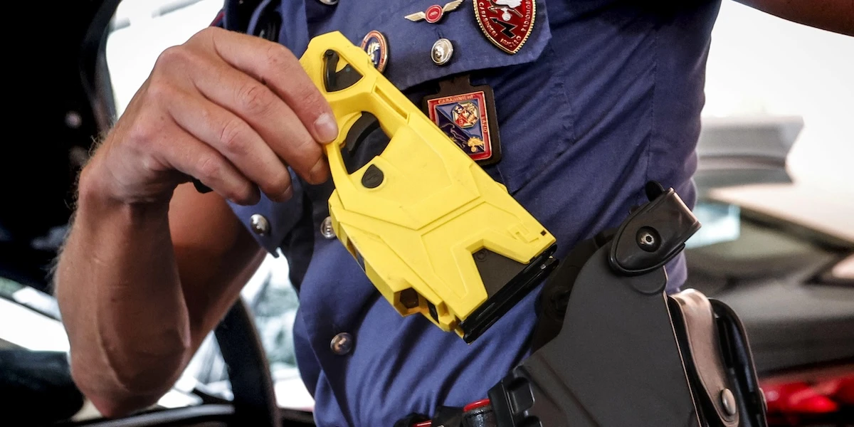 2 minuti faA Olbia un uomo ha avuto un arresto cardiaco ed è morto dopo essere stato colpito dai Carabinieri con un taser