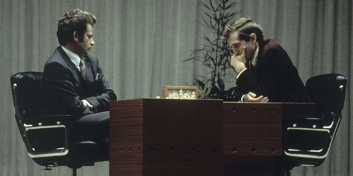 Con Spassky e Fischer gli scacchi divennero un’altra cosaNel 1972 la “sfida del secolo” divenne simbolo del confronto fra Unione Sovietica e Stati Uniti durante la Guerra Fredda, con una rilevanza mai più ripetuta