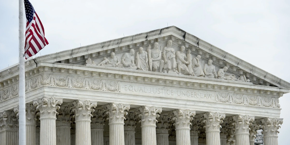 Una vittoria per Trump alla Corte SupremaUn'attesa sentenza rende più difficile ai giudici bloccare le sue decisioni, in un caso che riguarda l'eliminazione dello “ius soli” per i figli di immigrati irregolari