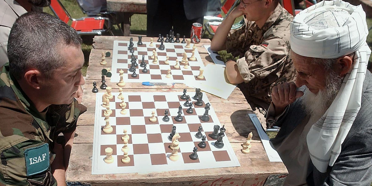 In Afghanistan i Talebani hanno vietato anche gli scacchiIncentiverebbero il gioco d'azzardo, violando così la legge islamica: è l'ennesima misura adottata per limitare la vita culturale e sportiva del paese