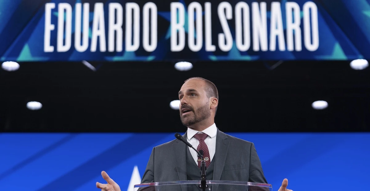 pochi secondi faEduardo Bolsonaro è stato accusato di coercizione per aver provato a influenzare il processo contro il padre, Jair Bolsonaro