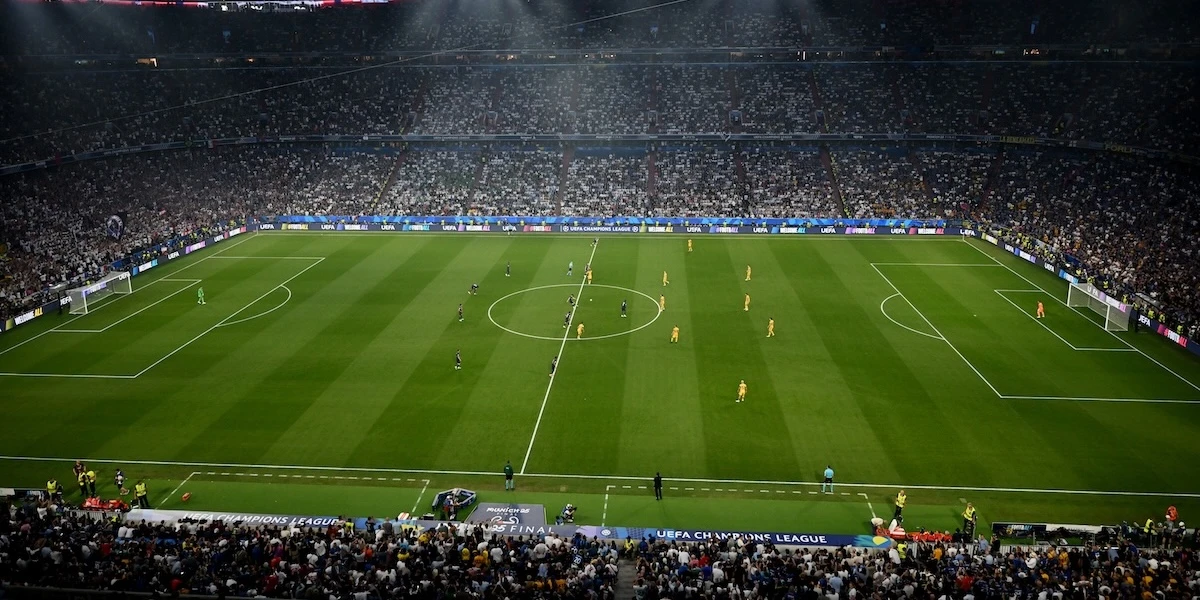 4 minuti faButtala fuori e pressa altoIl Paris Saint-Germain ha reso di moda un nuovo calcio d'inizio che si ispira al rugby e mostra qual è la cosa più importante nel calcio di oggi: lo spazio