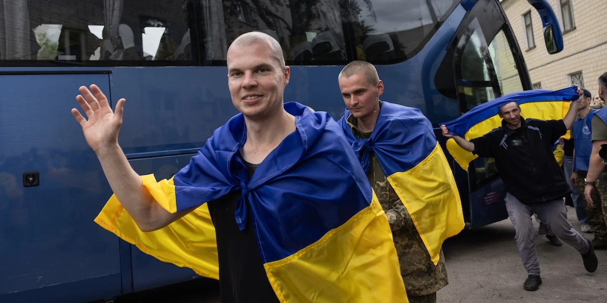 Ucraina e Russia hanno completato il più grande scambio di prigionieri dall’inizio della guerra, che ha coinvolto 2.000 persone