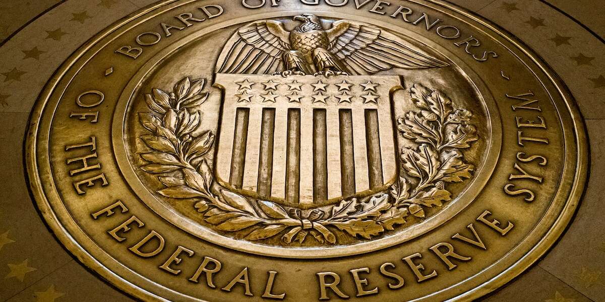 La Federal Reserve, la banca centrale degli Stati Uniti, ha nuovamente mantenuto invariati i tassi d’interesse