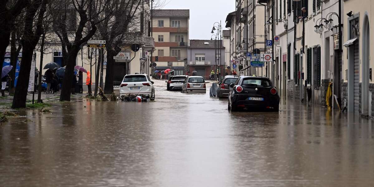 In Toscana la piena è passata senza fare altri danniDopo che alcune località della provincia di Firenze erano state allagate; ma resta il livello di allerta rossa fino alle 14 di sabato