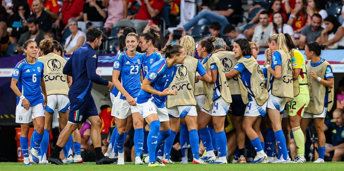 5 minuti faL’Italia è ai quarti di finale degli Europei femminili di calcioSi è qualificata nonostante la sconfitta per 3-1 contro la Spagna, e mercoledì prossimo affronterà la Norvegia