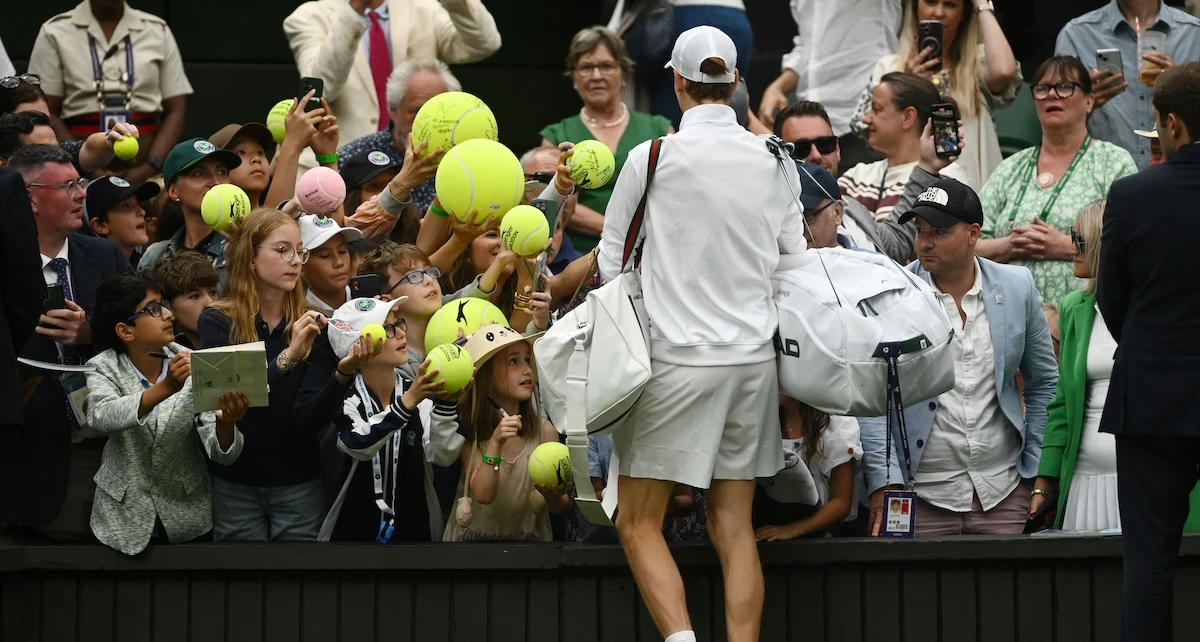 pochi secondi faIl tennis in TV ai tempi di Jannik SinnerCosa succede alle telecronache (a chi le fa e a chi le segue) quando un grande giocatore fa arrivare il grande pubblico