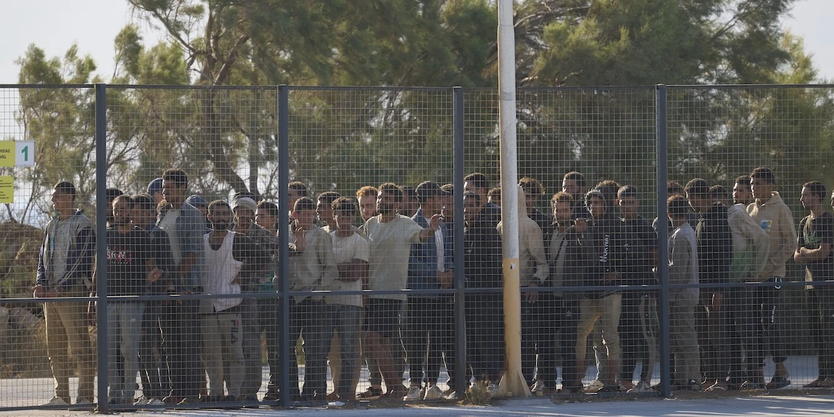 pochi secondi faIl parlamento greco ha approvato la sospensione di tre mesi delle domande d’asilo dei migranti provenienti dal Nord Africa