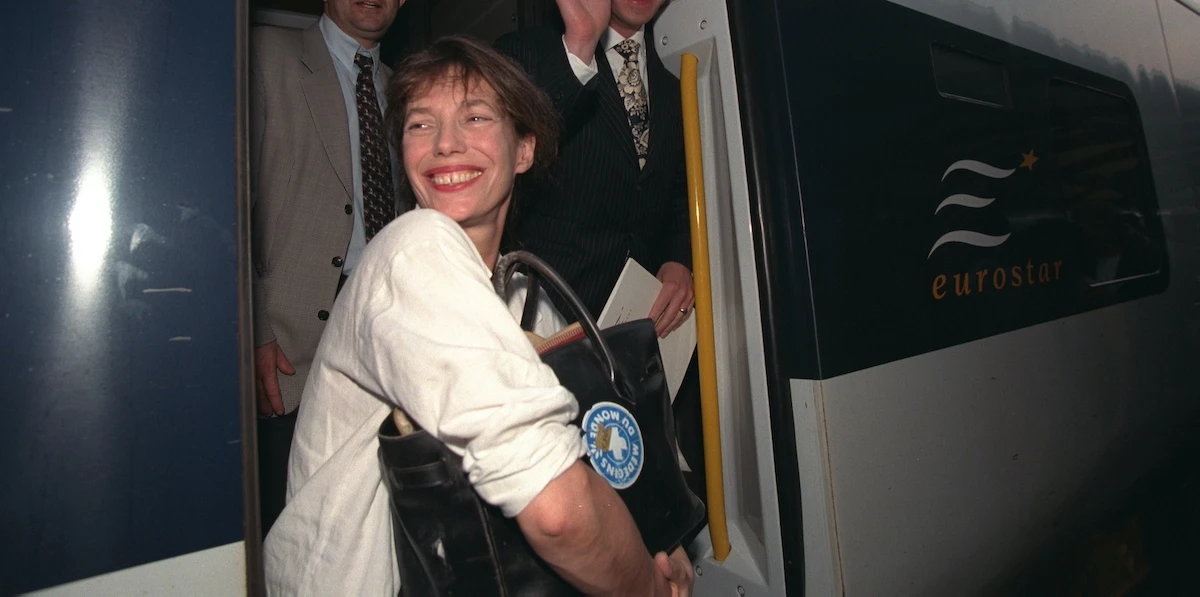 2 minuti faStoria di una borsa da 7 milioniLa borsa di Hermès di Jane Birkin, appena venduta all'asta, fu disegnata su un sacchetto per il vomito in un volo aereo