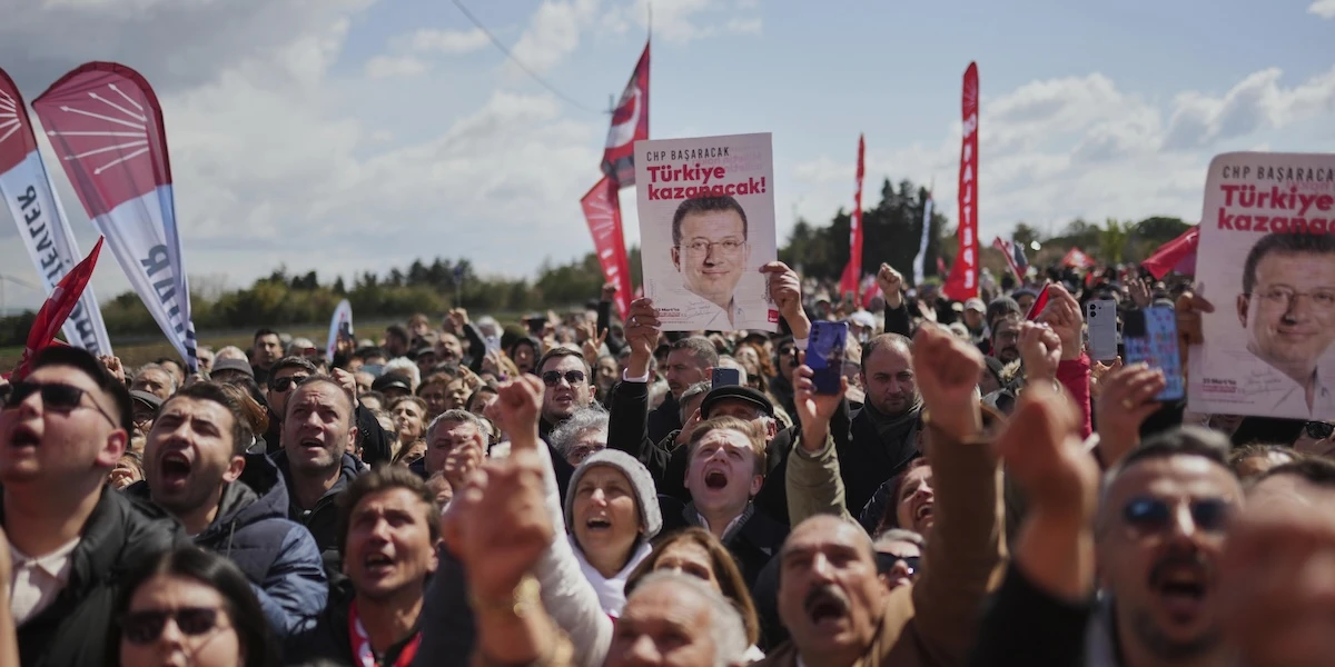 I giornali turchi dicono che la procura di Istanbul ha vietato l’uso di immagini e video di Ekrem Imamoglu sui mezzi pubblici