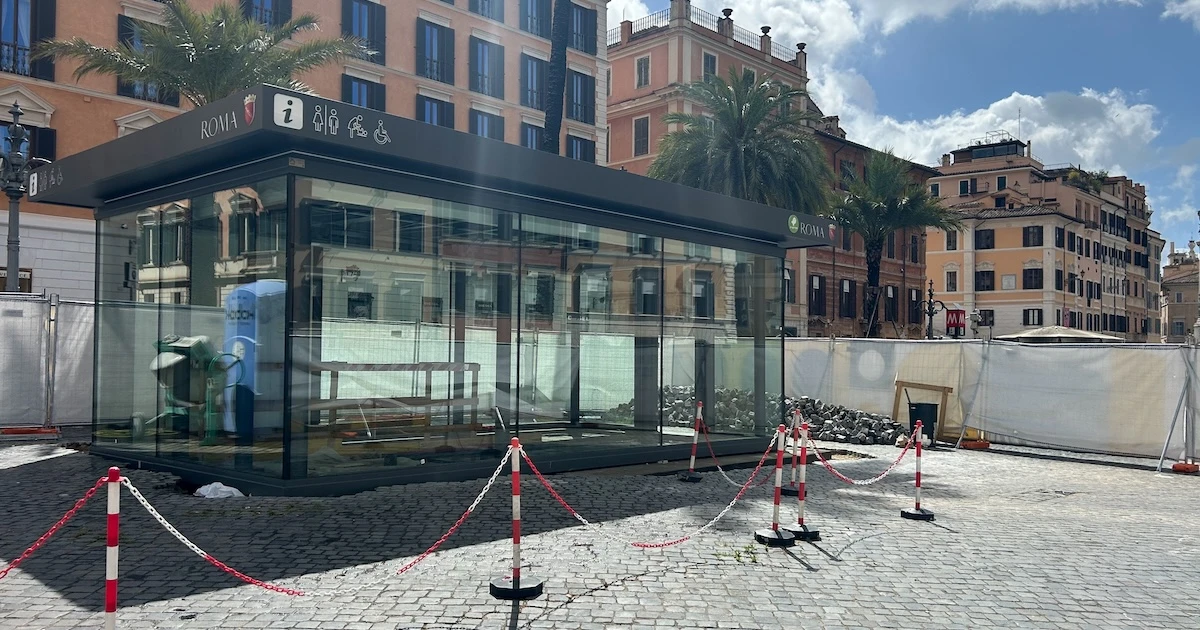A Roma si litiga per questo chiosco costruito in mezzo a piazza di SpagnaDieci anni fa si decise di non farlo, poi il Giubileo ha cambiato le cose: non si capisce perché