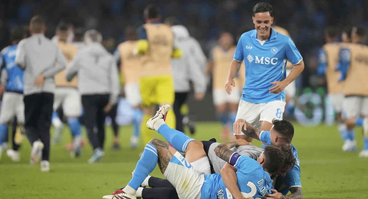 Il Napoli è campione d’Italia per la quarta voltaHa battuto 2-0 il Cagliari nell'ultima giornata di Serie A e ha vinto lo Scudetto, il secondo in tre anni