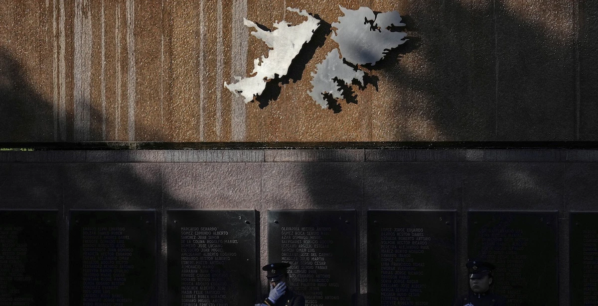 2 minuti faSulla difesa Argentina e Regno Unito stanno tornando a parlarsiDopo decenni di rapporti complicati per le rivendicazioni argentine sulle Falkland/Malvinas: c'entrano la vendita di armi e Trump