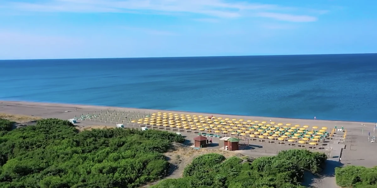 1 minuto faCosa sappiamo della morte di un diciassettenne in spiaggia a Montalto di CastroStava scavando un tunnel in una buca profonda un metro e mezzo, e la sabbia ha ceduto intrappolandolo
